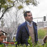 El presidente del PP-A, Juanma Moreno, pasea con sus dos hijos ayer en Sevilla