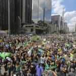 Manifestantes protestan contra el nombramiento del expresidente Luiz Inácio Lula da Silva como ministro de la Presidencia