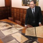 El Alcalde de Palencia, Alfonso Polanco, presenta el lote de dibujos de Victorio Macho que ha adquirido el Ayuntamiento