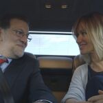 El político y la presentadora, charlando durante la grabación de «Dos días y una noche»