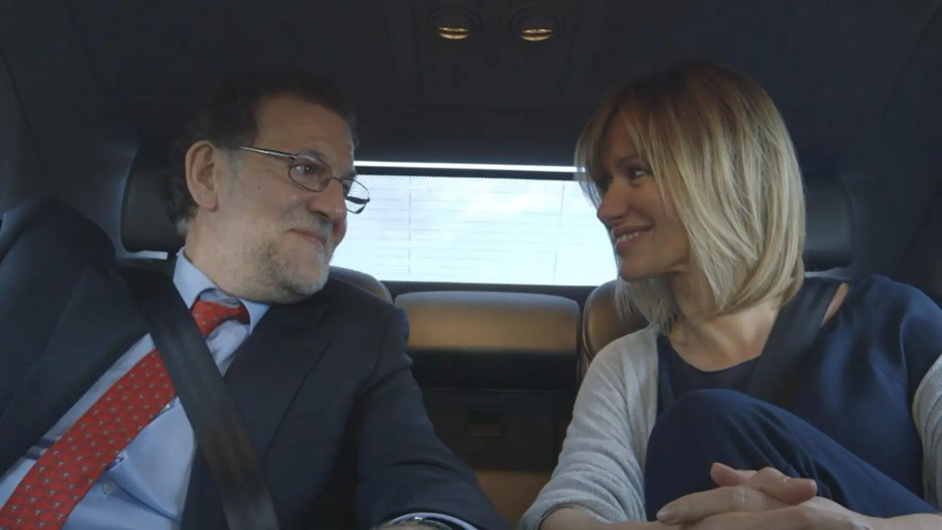 El político y la presentadora, charlando durante la grabación de «Dos días y una noche»
