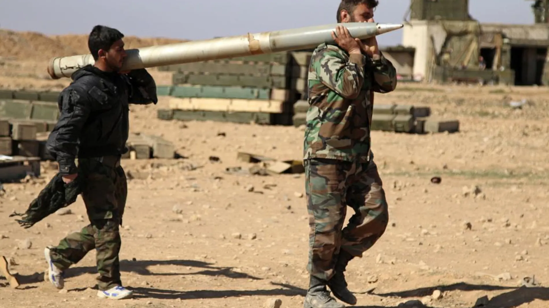 Soldados sirios transportan un cohete en la ofensiva contra Alepo.