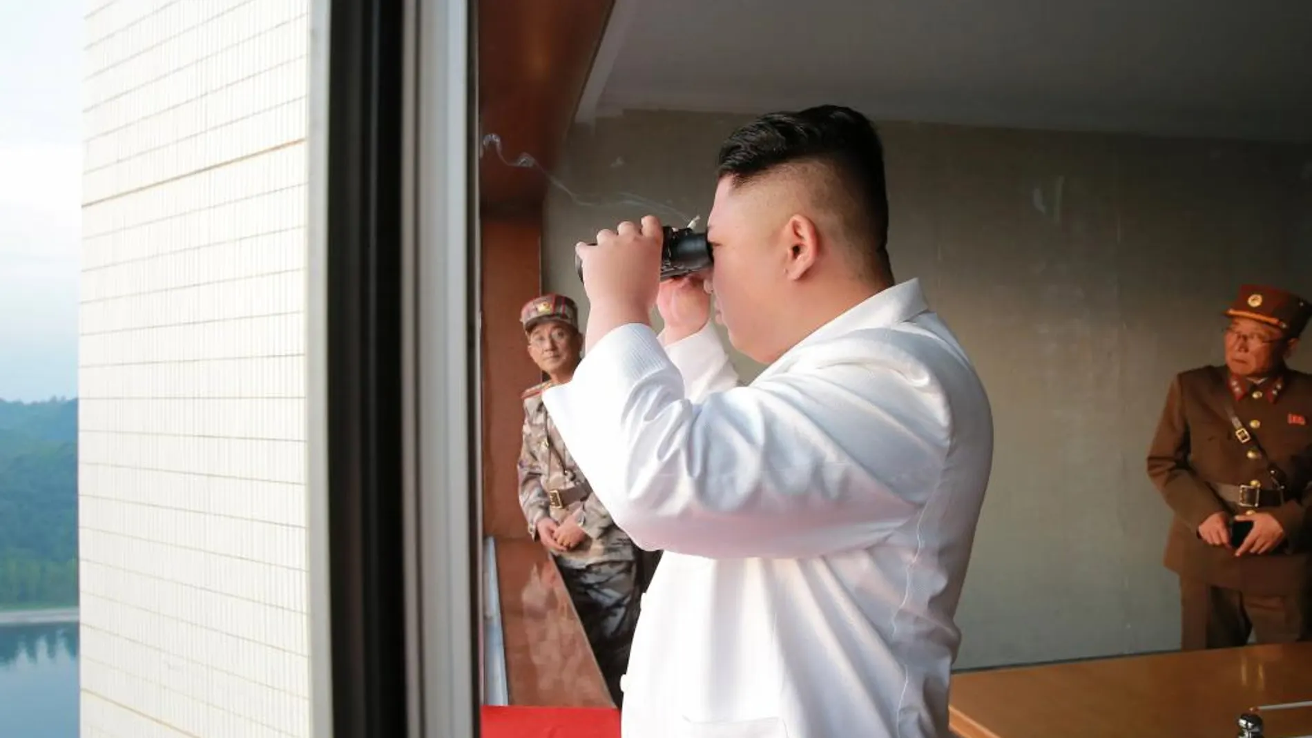 El líder norcoreano Kim Jong observa el lanzamiento