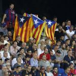 Aficionados del FC Barcelona despliegan unas «esteladas» (bandera independentista catalana) durante el partido de la Supercopa de Europa que se juega hoy en el estadio Boris Paichadze Dinamo Arena, en Tiflis (Georgia).