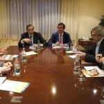 El presidente de CEOE, Juan Rosell y de CEPYME, Antonio Garamendi, durante la reunión con los responsables del área de economía de PSOE, Jordi Sevilla (2i) y de Ciudadanos.