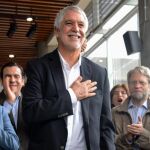 El candidato a la alcaldía de Bogotá por el partido Equipo por Bogotá, Enrique Peñalosa, asiste a vota