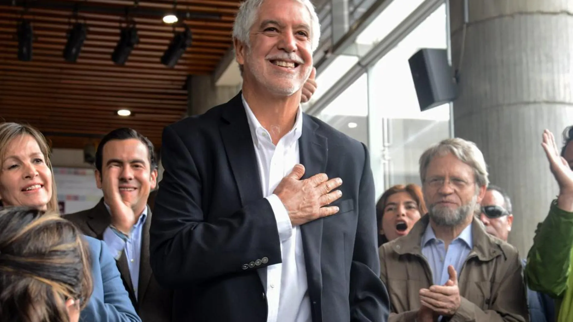 El candidato a la alcaldía de Bogotá por el partido Equipo por Bogotá, Enrique Peñalosa, asiste a vota