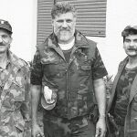 DE DRAMATURGO A CRIMINAL DE GUERRA. Slobodan Praljak posa junto a otros dos militares en Sunja (Croacia)