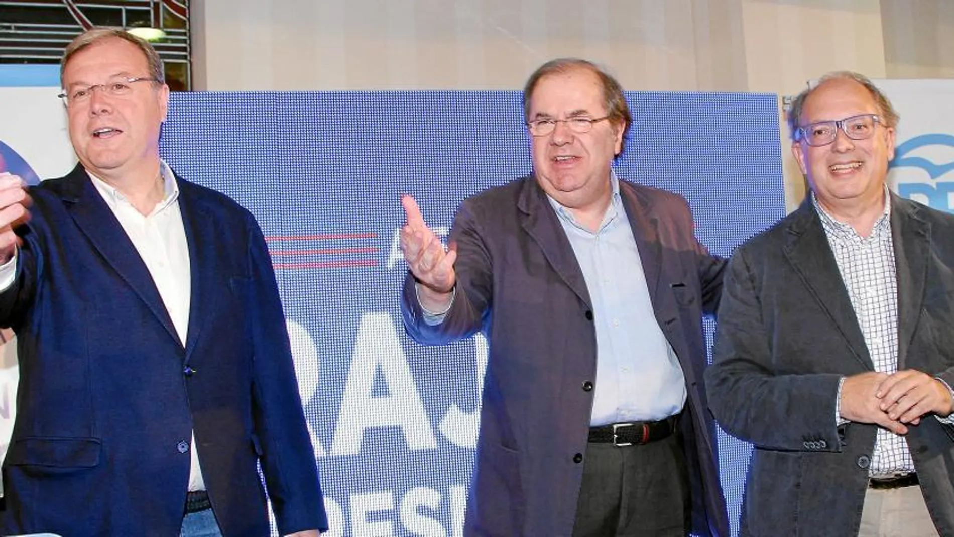Antonio Silván, Juan Vicente Herrera y Eduardo Fernández en el mitin electoral celebrado en León