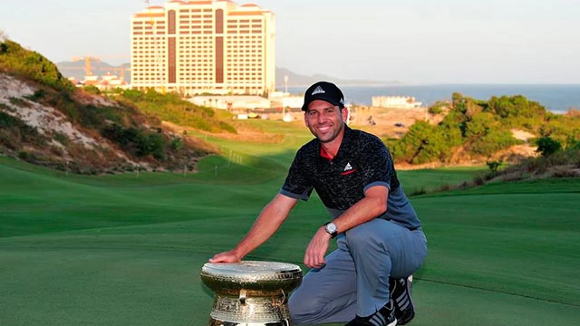 Sergio García, con el trofeo