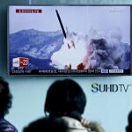 Surcoreanos siguen en un televisor la retransmisión del lanzamiento de un misil balístico por parte del régimen norcoreano, en Seúl, Corea del Sur