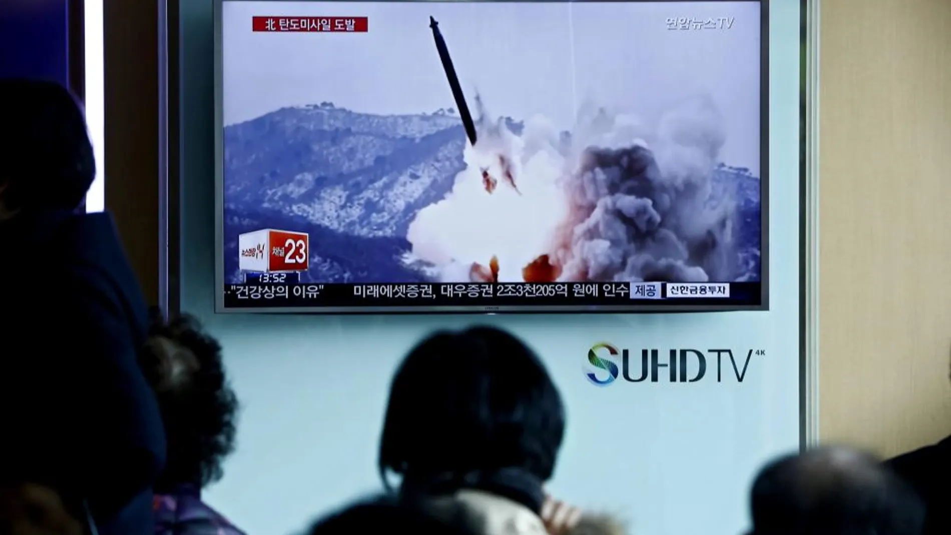 Surcoreanos siguen en un televisor la retransmisión del lanzamiento de un misil balístico por parte del régimen norcoreano, en Seúl, Corea del Sur