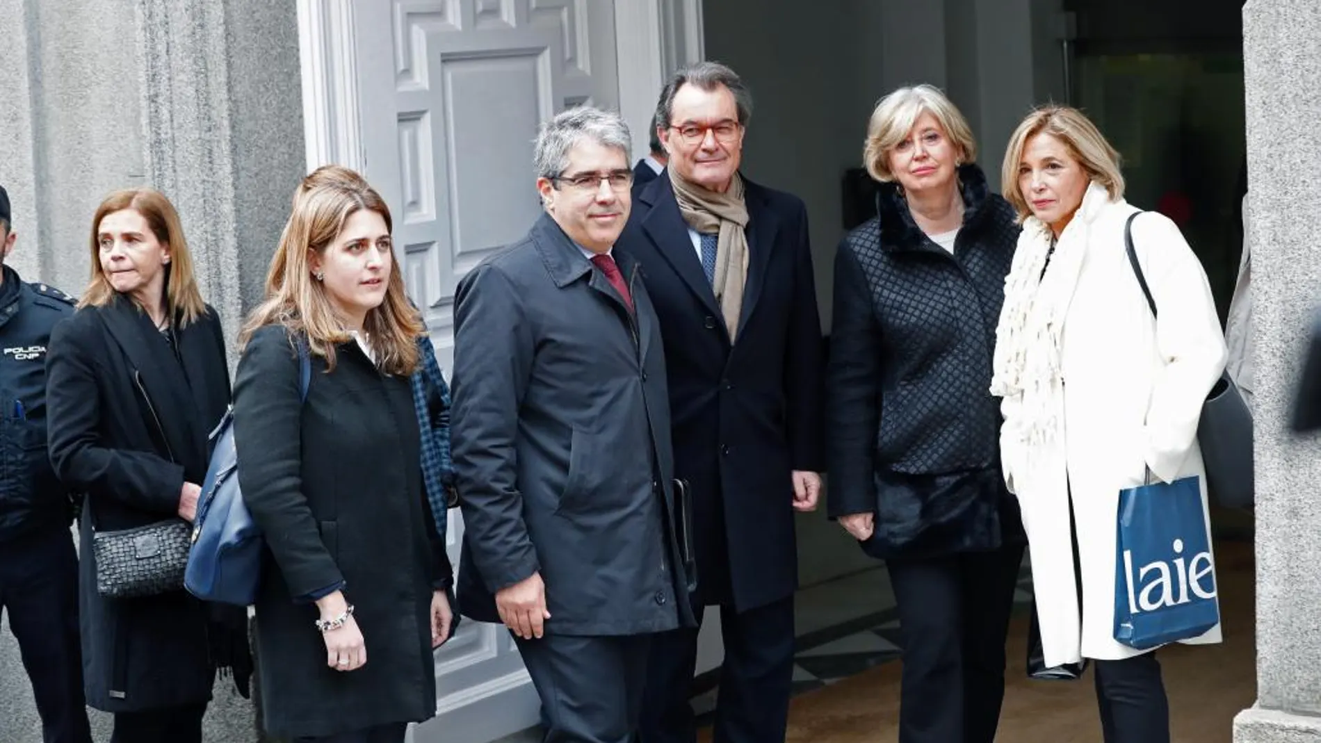 Artur Mas acompañado por las exconsellers Irene Rigau, Joana Ortega y Francesc Homs posan para los fotógrafos en el Tribunal SUpremo
