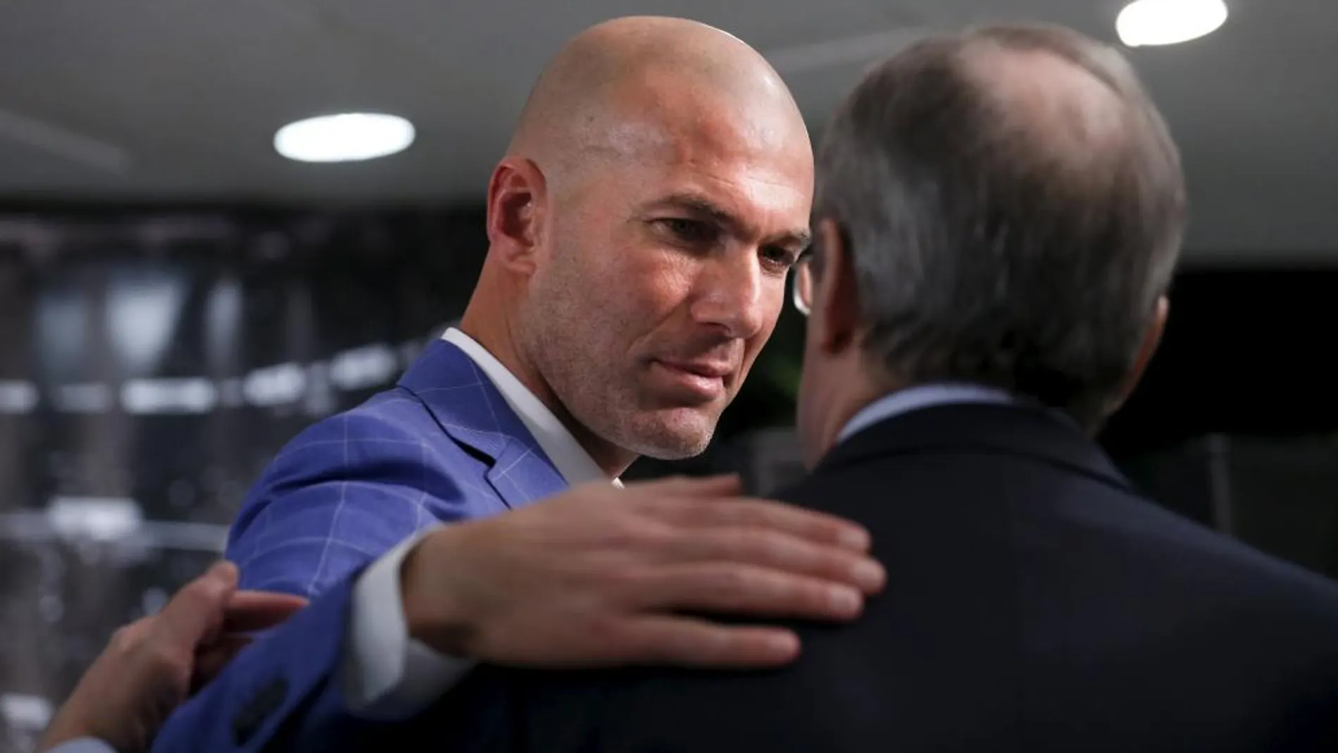 Zinedine Zidane (i) abraza al presidente del Real Madrid, Florentino Perez