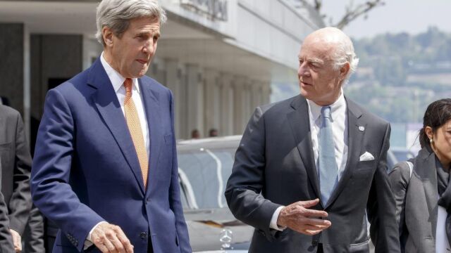 El secretario de Estado de EEUU, John Kerry (i), y el enviado especial de la ONU para Siria, Staffan de Mistura