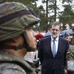 El presidente del Gobierno, Mariano Rajoy, durante la visita que realizó hoy a las tropas españolas desplegadas en base de Adazi en Letonia