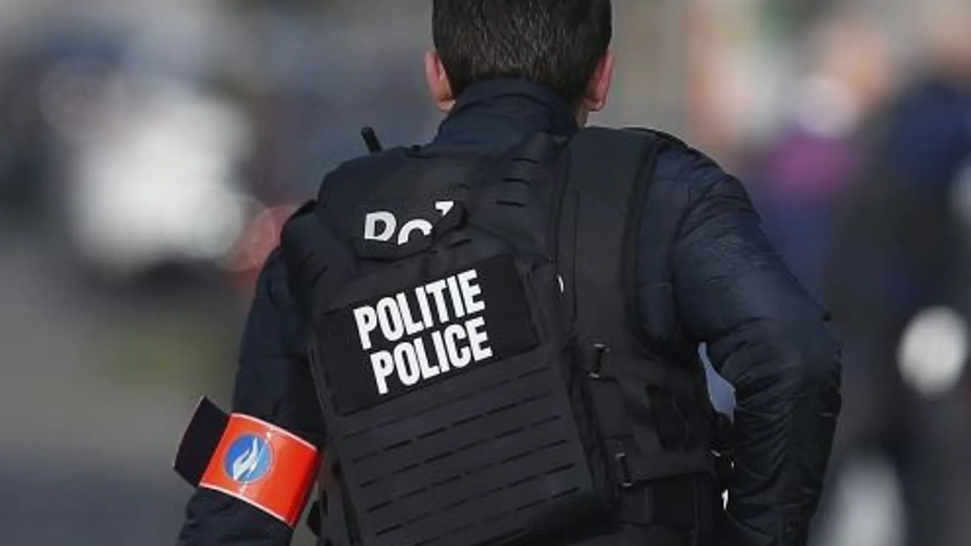 Imagen de un policía belga durante la operación de búsqueda de los terroristas yihadistas fugados