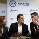 El presidente del Gobierno en funciones y líder del PP, Marinao Rajoy, junto a Xavier García Albiol (d) y Alicia Sánchez-Camacho (i).