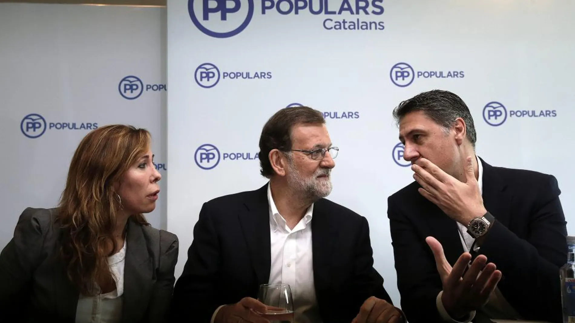 El presidente del Gobierno en funciones y líder del PP, Marinao Rajoy, junto a Xavier García Albiol (d) y Alicia Sánchez-Camacho (i).