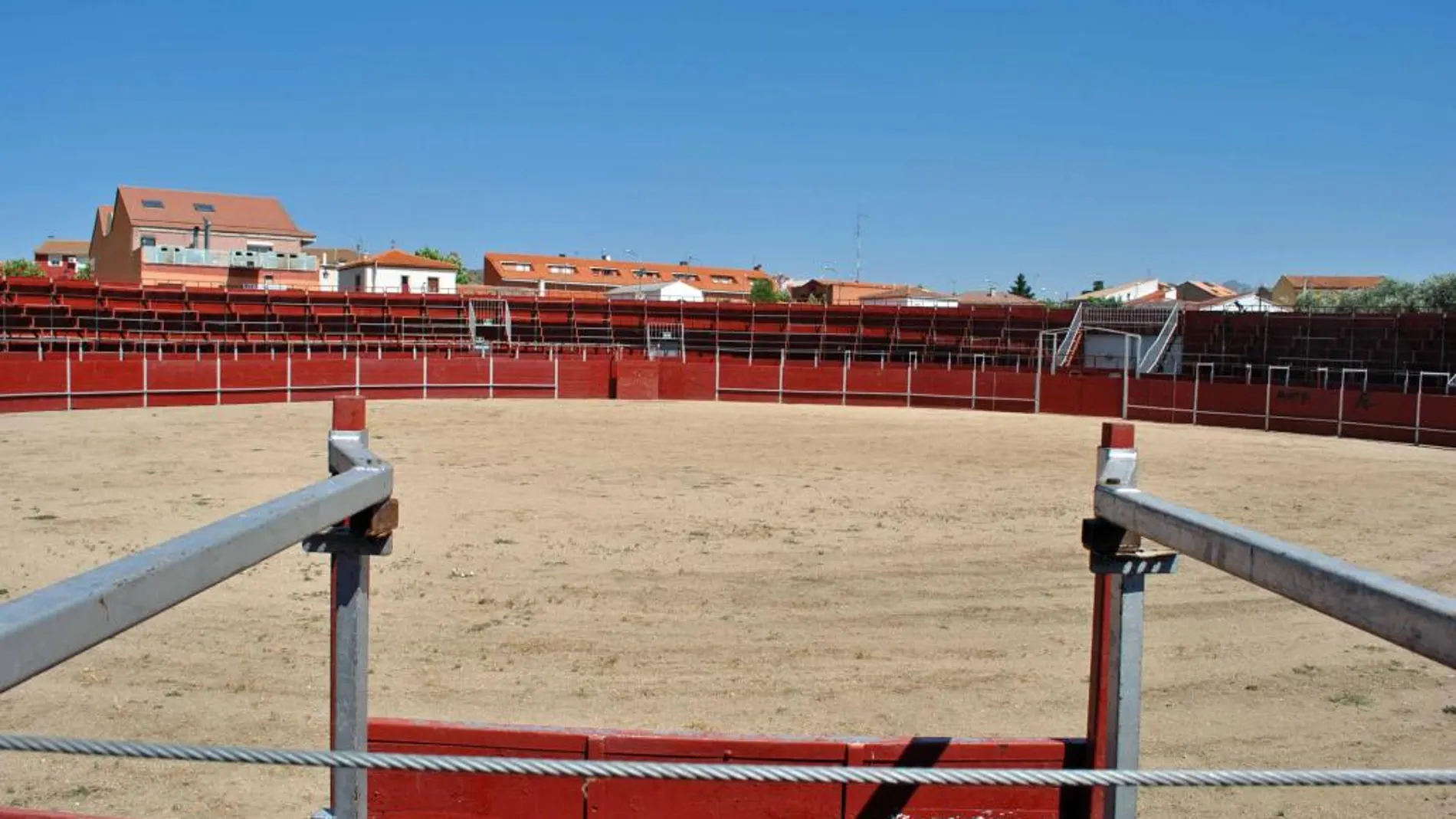 Imagen de la plaza de toros portátil colocada en el municipio para la formación de los alumnos
