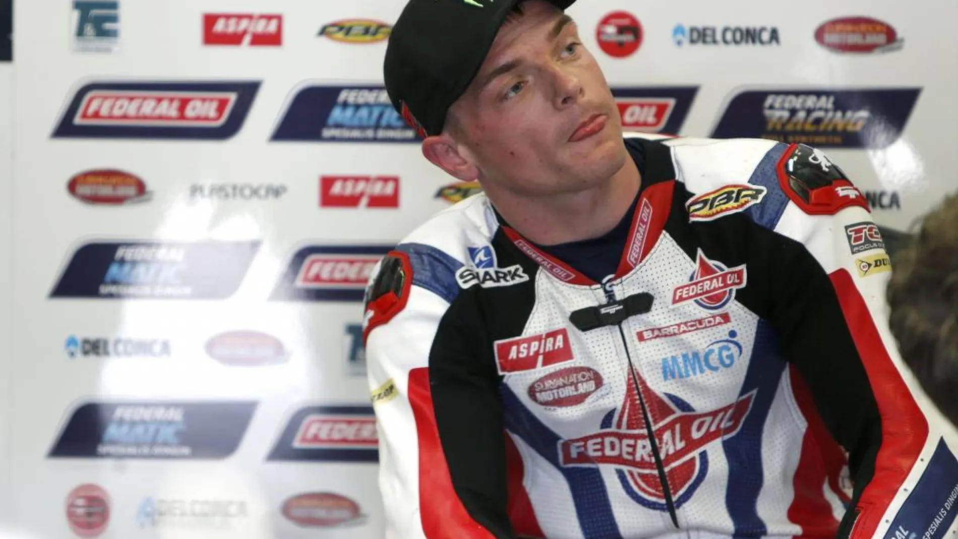 El piloto británico de Moto2 Sam Lowes (Federal Oil Gresini Moto2) en su box