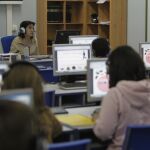Alumnos de un colegio usando internet