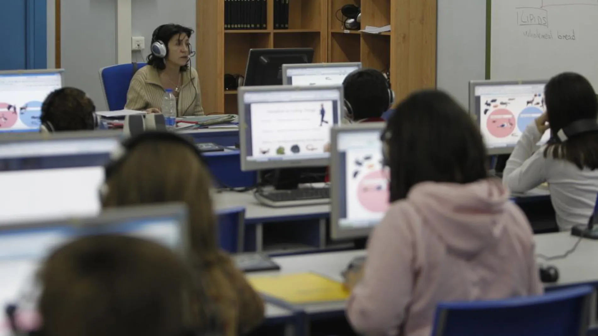 Alumnos de un colegio usando internet