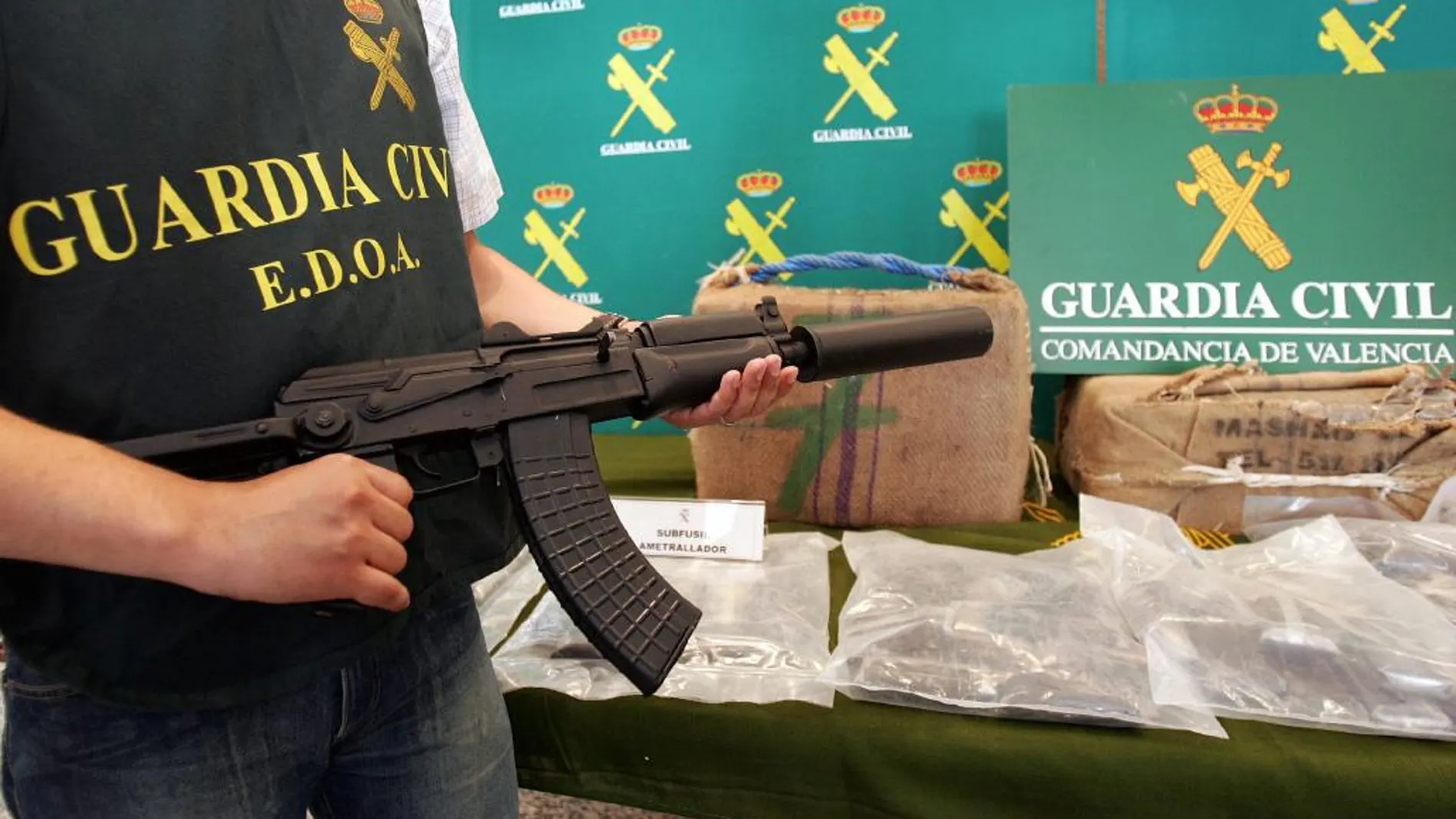 Un Guardia Civil con un AK-47