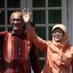 Halimah Yacob (d) y su esposo Mohammad Abdullah Alhabshee (i) saludan a sus partidarios a su llegada al edificio de la Asociación Popular, en Singapur (Singapur) hoy