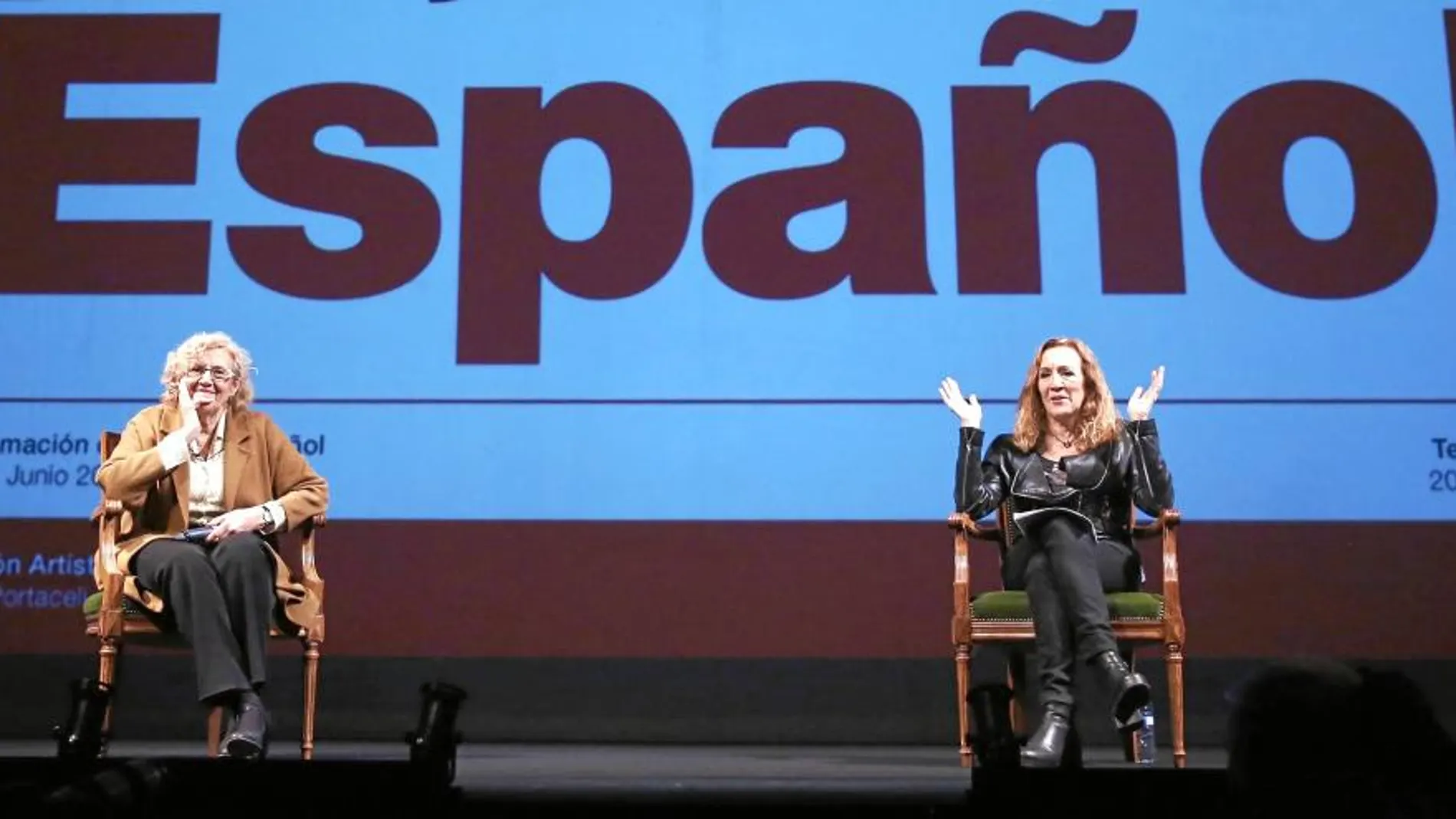Manuela Carmena y Carme Portaceli durante la presentación de ayer sobre las tablas del escenario principal del Teatro Español