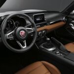 Está disponible en dos niveles de equipamiento: 144 Spider y Lusso.
