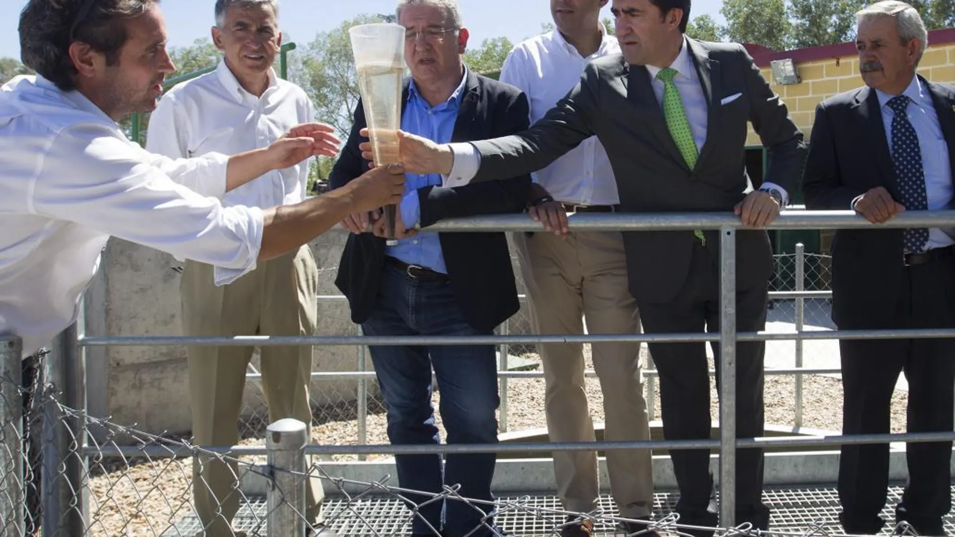 El consejero de Fomento y Medio Ambiente, Juan Carlos Suárez-Quiñones, visita la depuradora de aguas residuales de Fresno de la Ribera