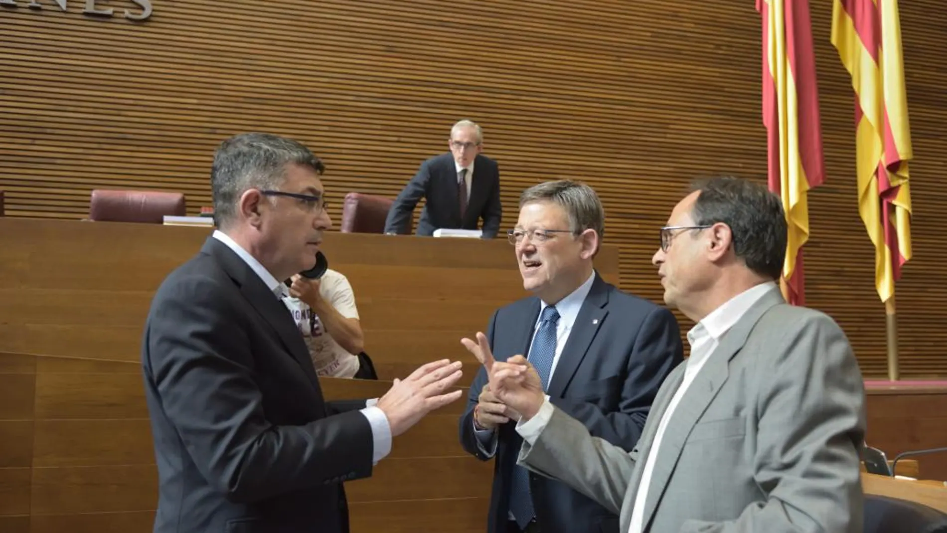 Morera (izda.) gastará tres millones de euros tras devolver a la Generalitat casi cinco