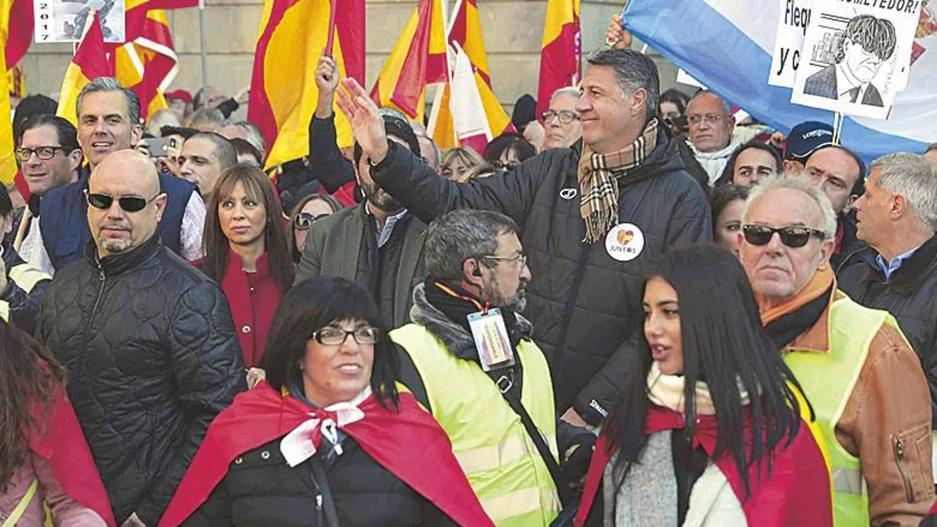 Xavier García Albiol saludando ayer a los manifestantes.