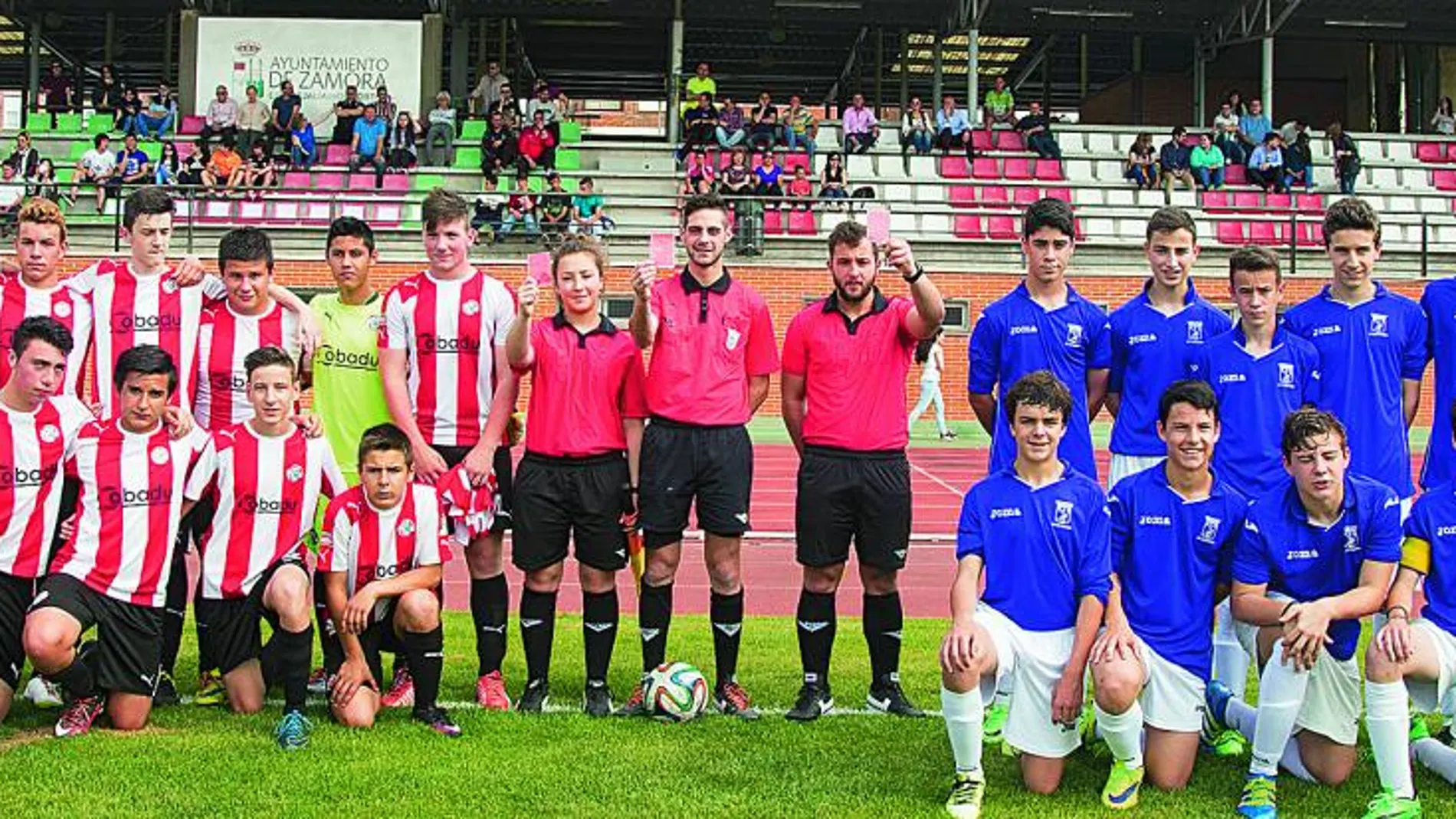 El árbitro de fútbol Jesús Tomillero (c), quien fue víctima de discriminación sexual, arbitró el partido de fútbol entre los cadetes del Zamora CF y el San Lorenzo, en Zamora.