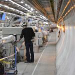 Un técnico haciendo reparaciones en el Gran Colisionador de Hadrones el pasado mes de febrero
