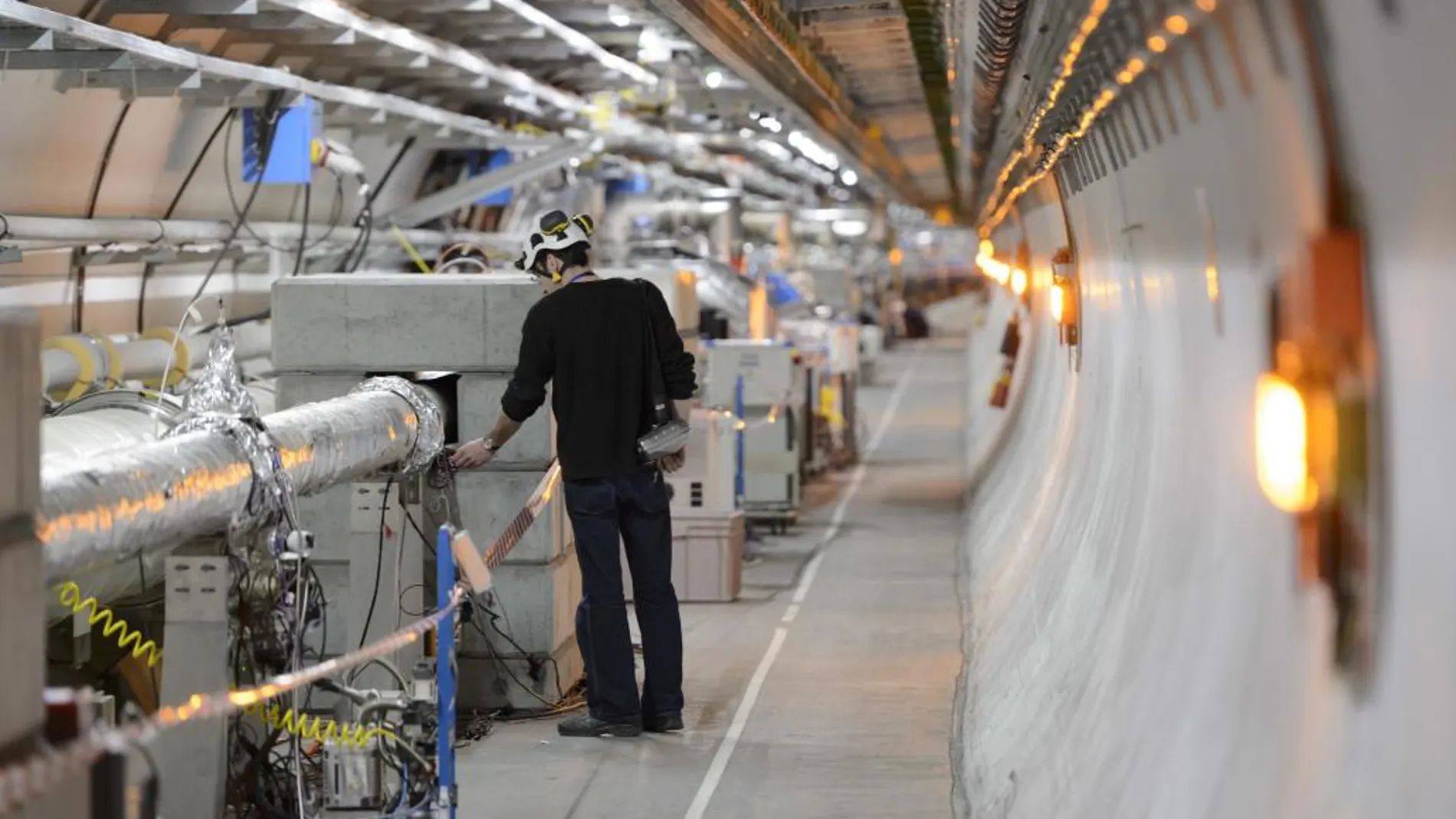 Un técnico haciendo reparaciones en el Gran Colisionador de Hadrones el pasado mes de febrero