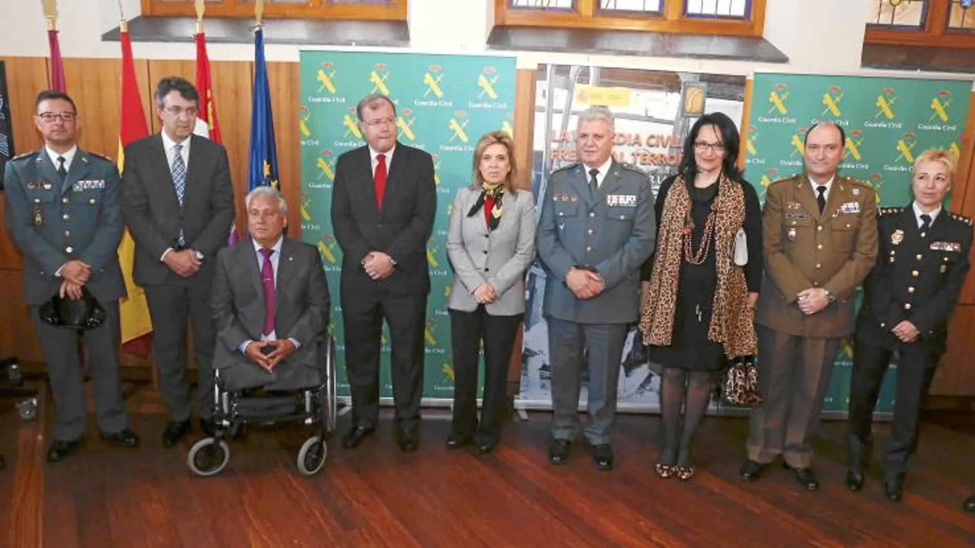 La delegada del Gobierno en Castilla y León, María José Salgueiro, el alcalde de León, Antonio Silván y el general jefe de la XII Zona de Castilla y León, José Manuel Díez Cubelos entre otras autoridades