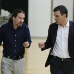 Los líderes del PSOE, Pedro Sánchez (d), y de Podemos, Pablo Iglesias