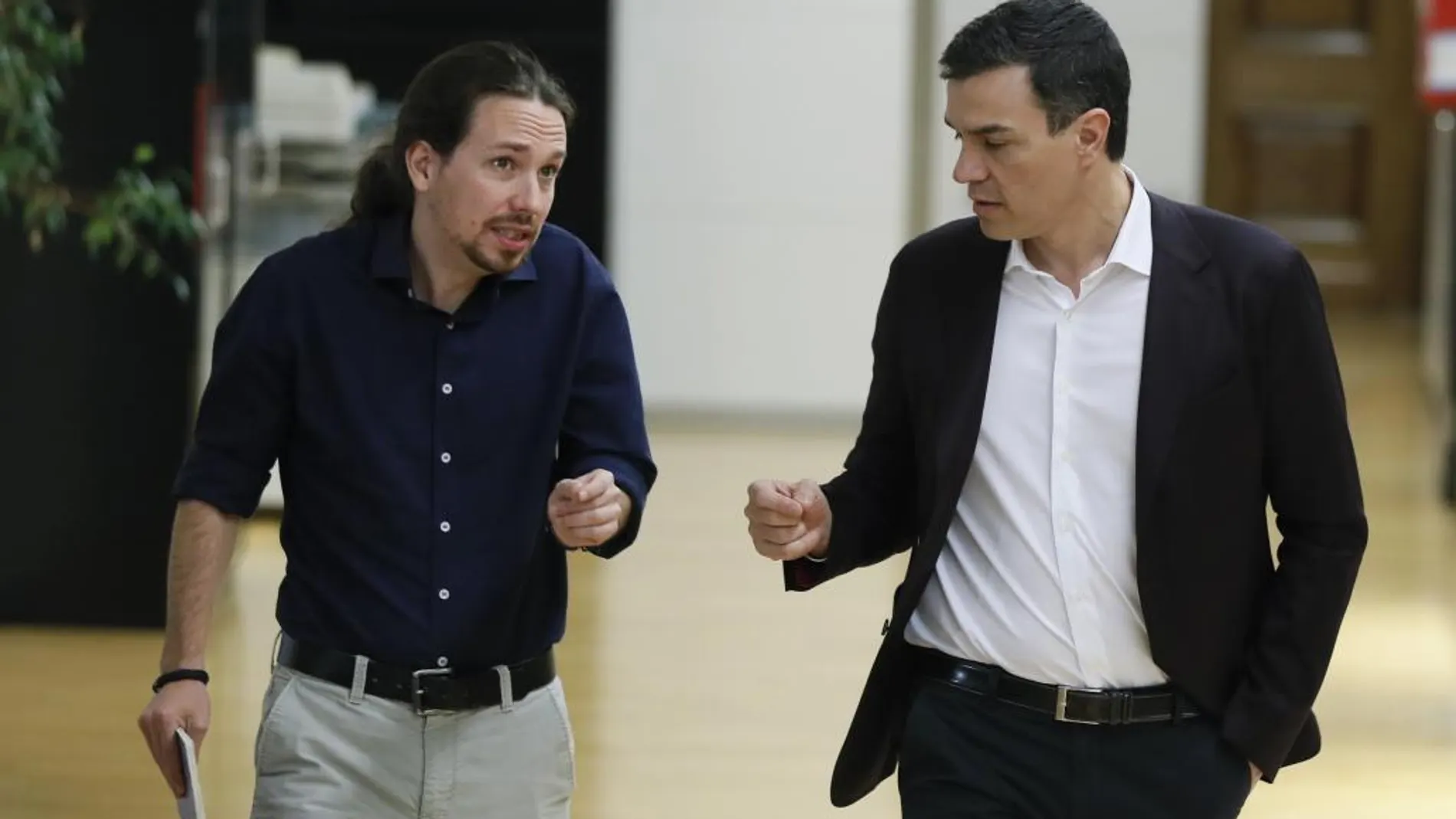 Los líderes del PSOE, Pedro Sánchez (d), y de Podemos, Pablo Iglesias