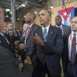 Obama saluda a los asistentes a un foro con empresarios y emprendedores