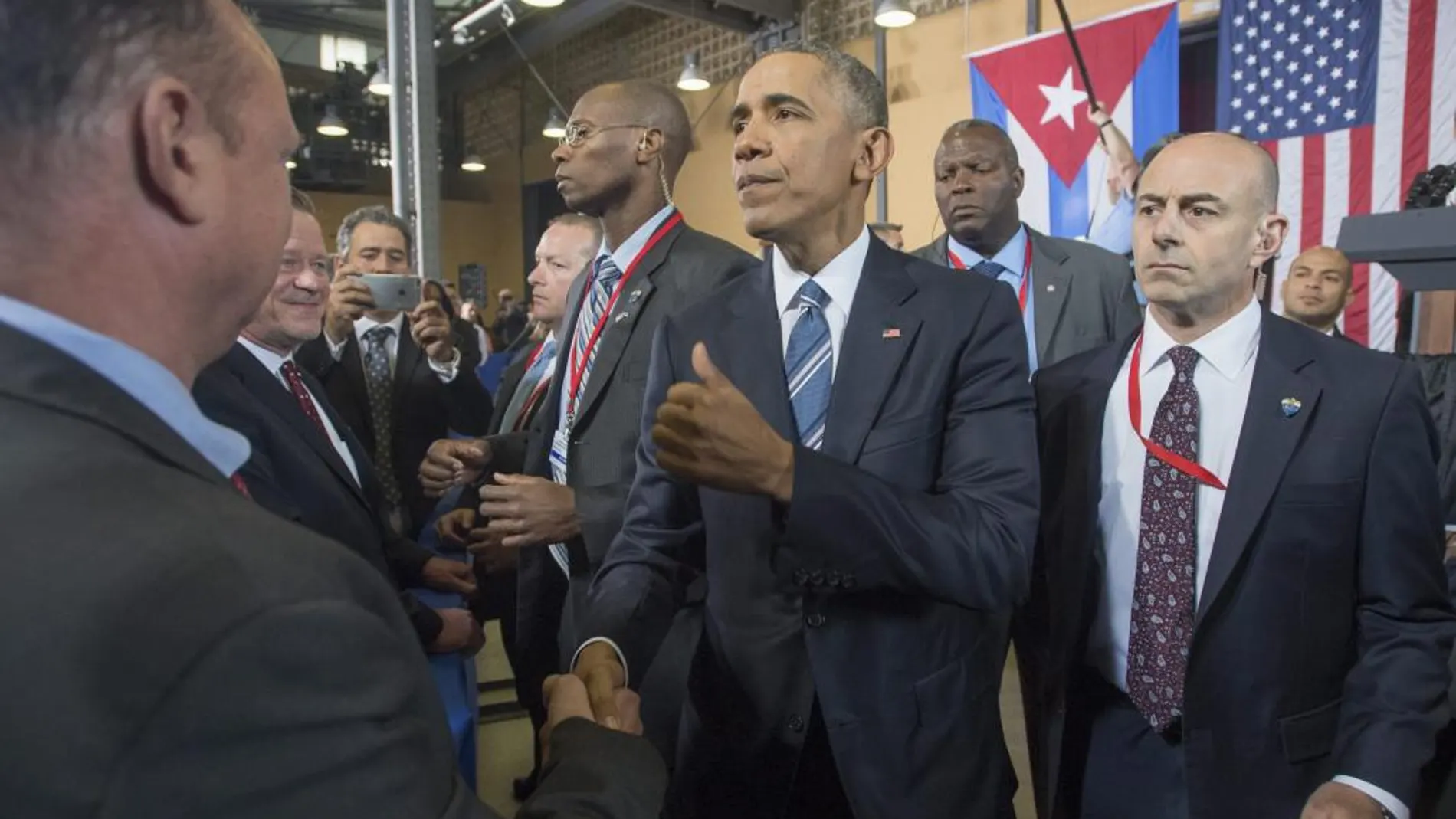 Obama saluda a los asistentes a un foro con empresarios y emprendedores