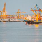 Imagen de la zona de carga y descarga de contenedores del Puerto de Valencia