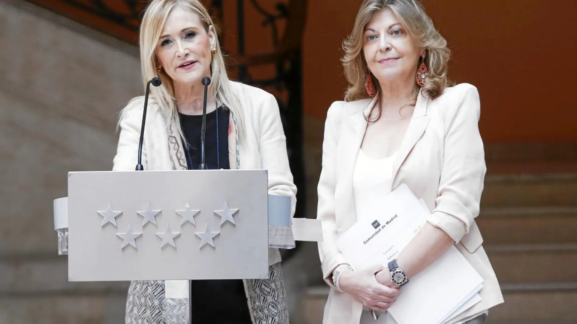 La presidenta de la Comunidad de Madrid, Cristina Cifuentes, junto a la consejera de Economía, Engracia Hidalgo