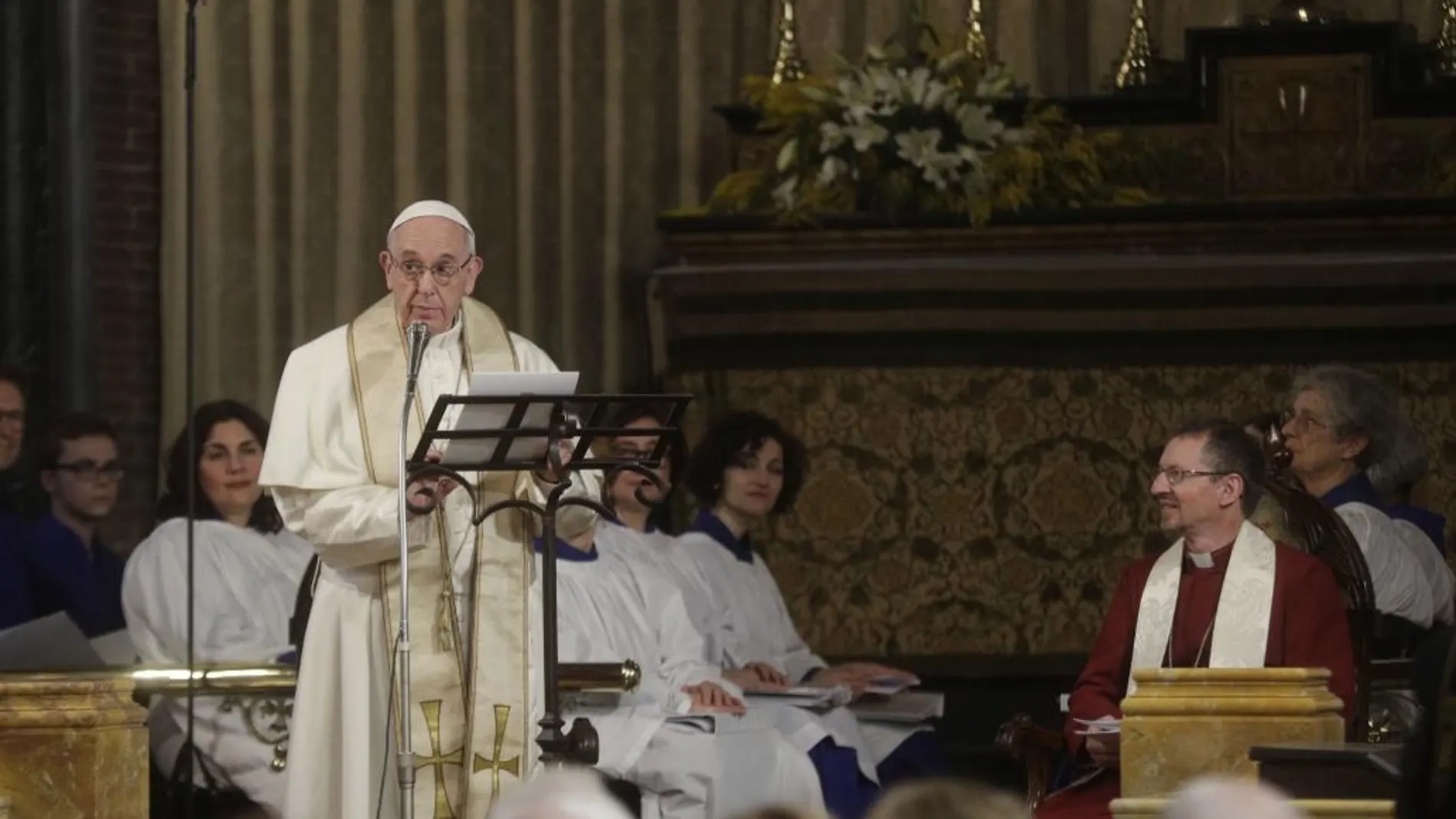 Pope Francis durante su discurso junto a Robert Innes, obispo anglicano en Europa