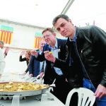 El secretario general del PSOE y el jefe del Consell disfrutaron de una buena paella en la Falla Cuba-Literato Azorín, ganadora de este año