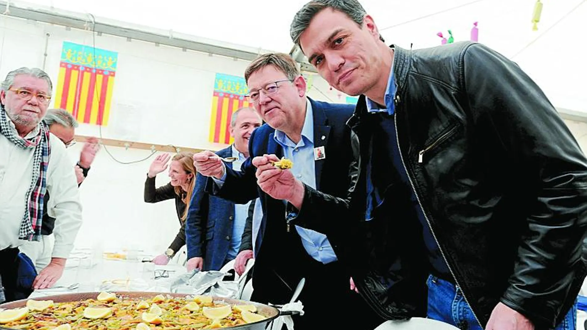 El secretario general del PSOE y el jefe del Consell disfrutaron de una buena paella en la Falla Cuba-Literato Azorín, ganadora de este año
