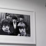 Un visitante observa una de las fotografías más conocidas de la exposición, de los Rolling Stones