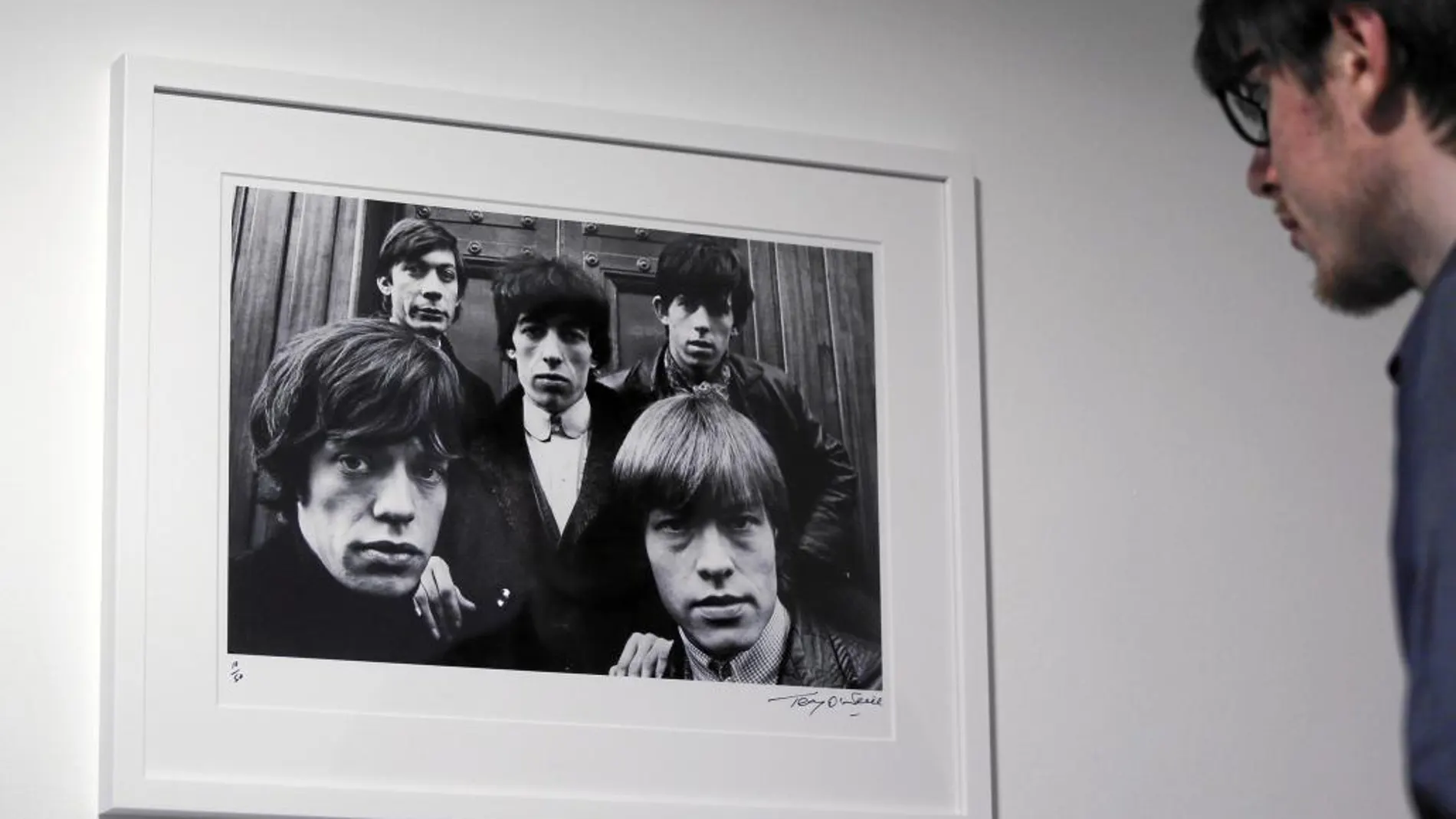 Un visitante observa una de las fotografías más conocidas de la exposición, de los Rolling Stones