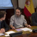 Antonio Hernando, Pablo Iglesias y Errejón., durante el encuentro de ayer